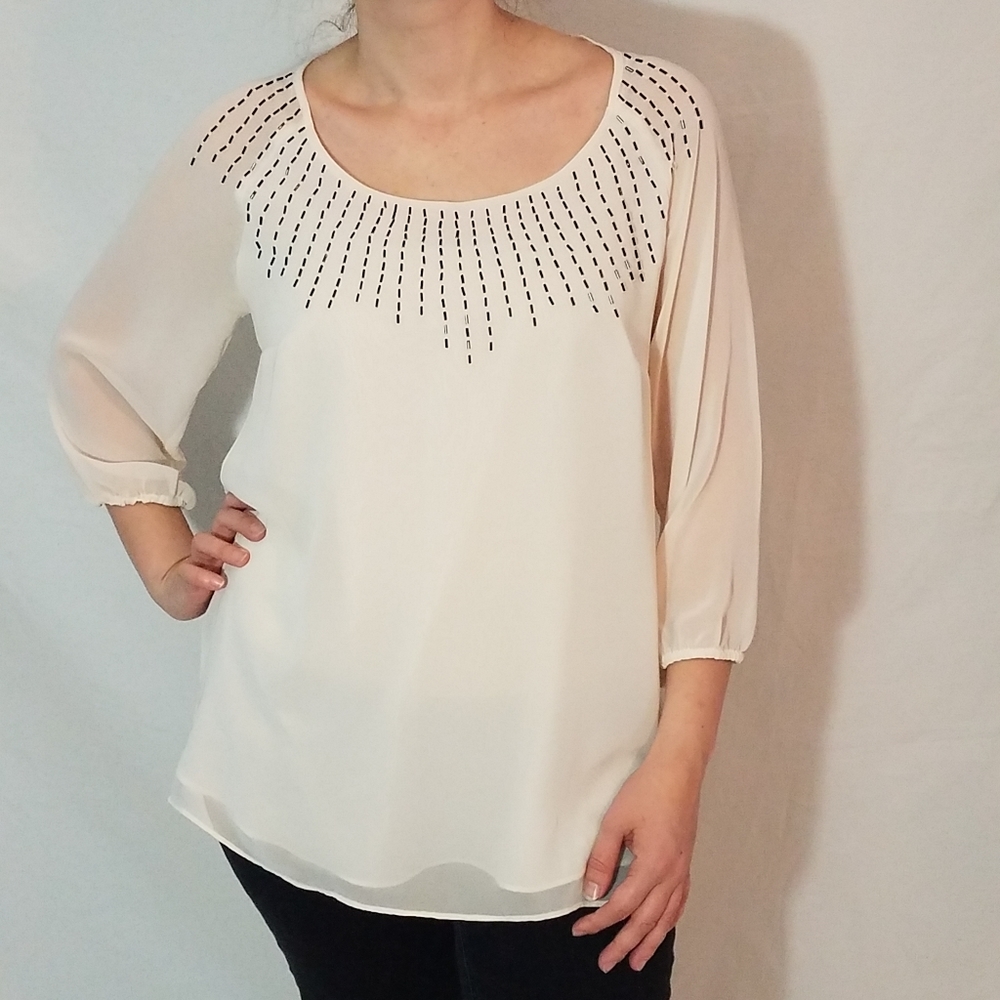 Beautiful woman's white blouse - Picture 1 of 9